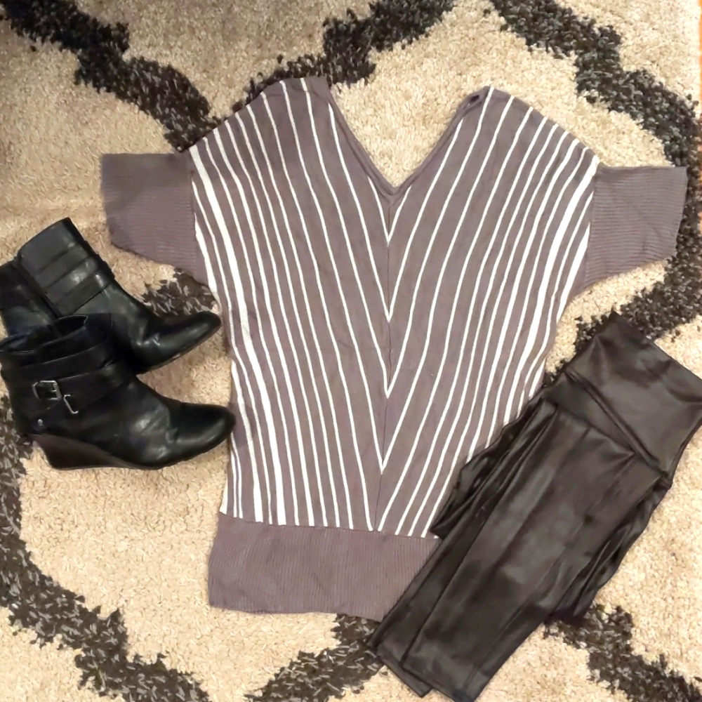💥3/$23 NY&Co V Neck Sweater
